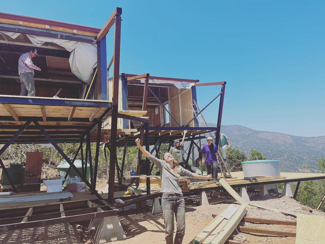 Así avanza la construcción de la casa ecológica de María Gracia Omegna. Fotos: Instagram (@mariaomegnaoficial).