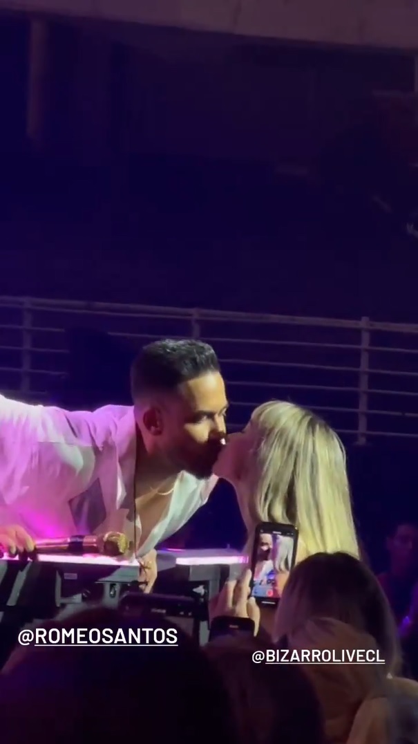 Graban beso de Romeo Santos a Sabrina Sosa en el primero de sus 9 conciertos en Chile.