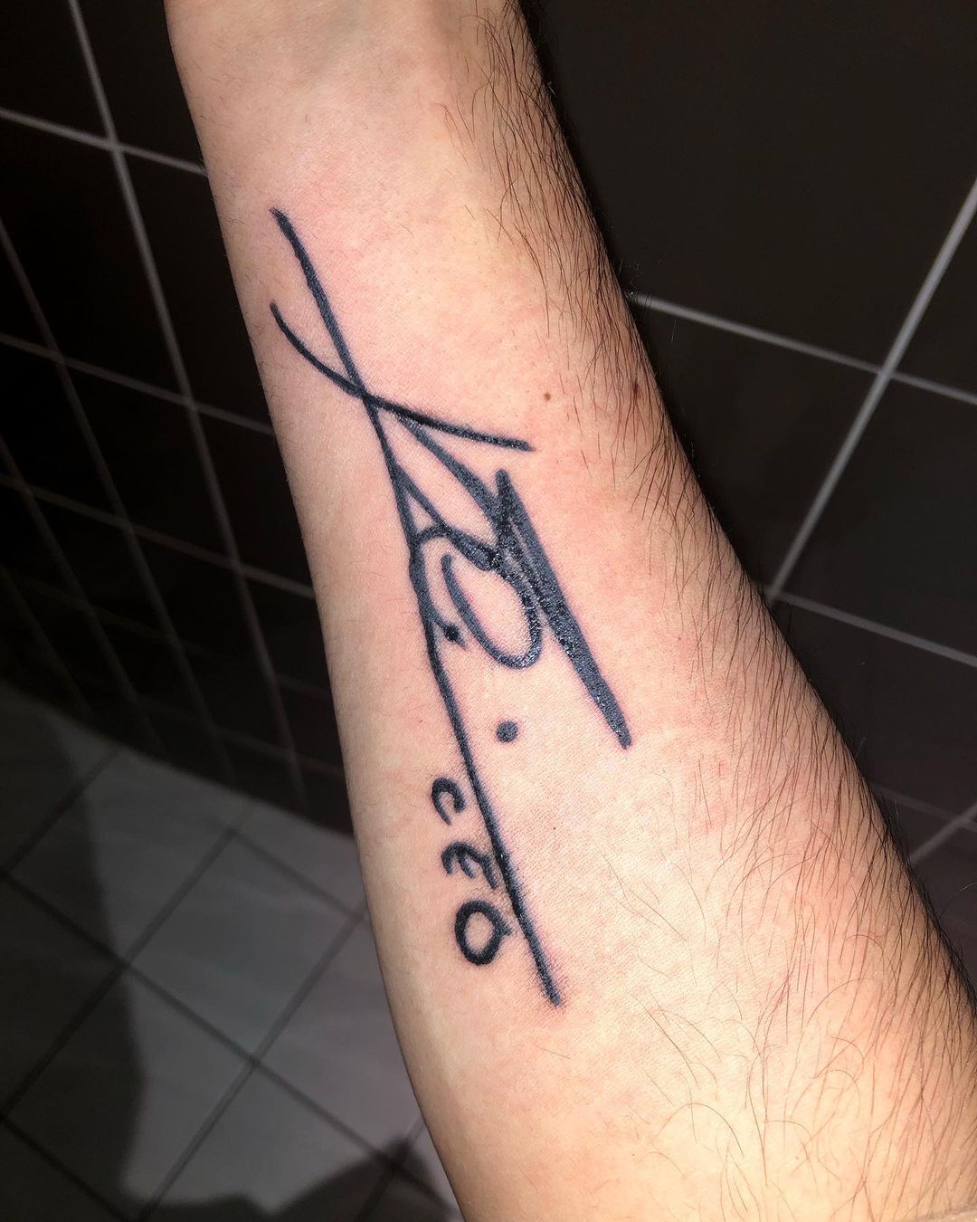 Esperó 10 horas por Lionel Messi, logró entrar a su casa y se tatuó su firma frente al Arco del Triunfo. Foto: Instagram (@juanpolcan).