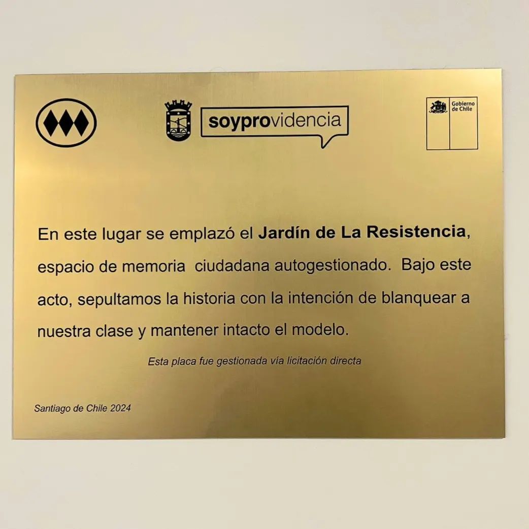 Intervienen estación Baquedano con placa conmemorativa del 