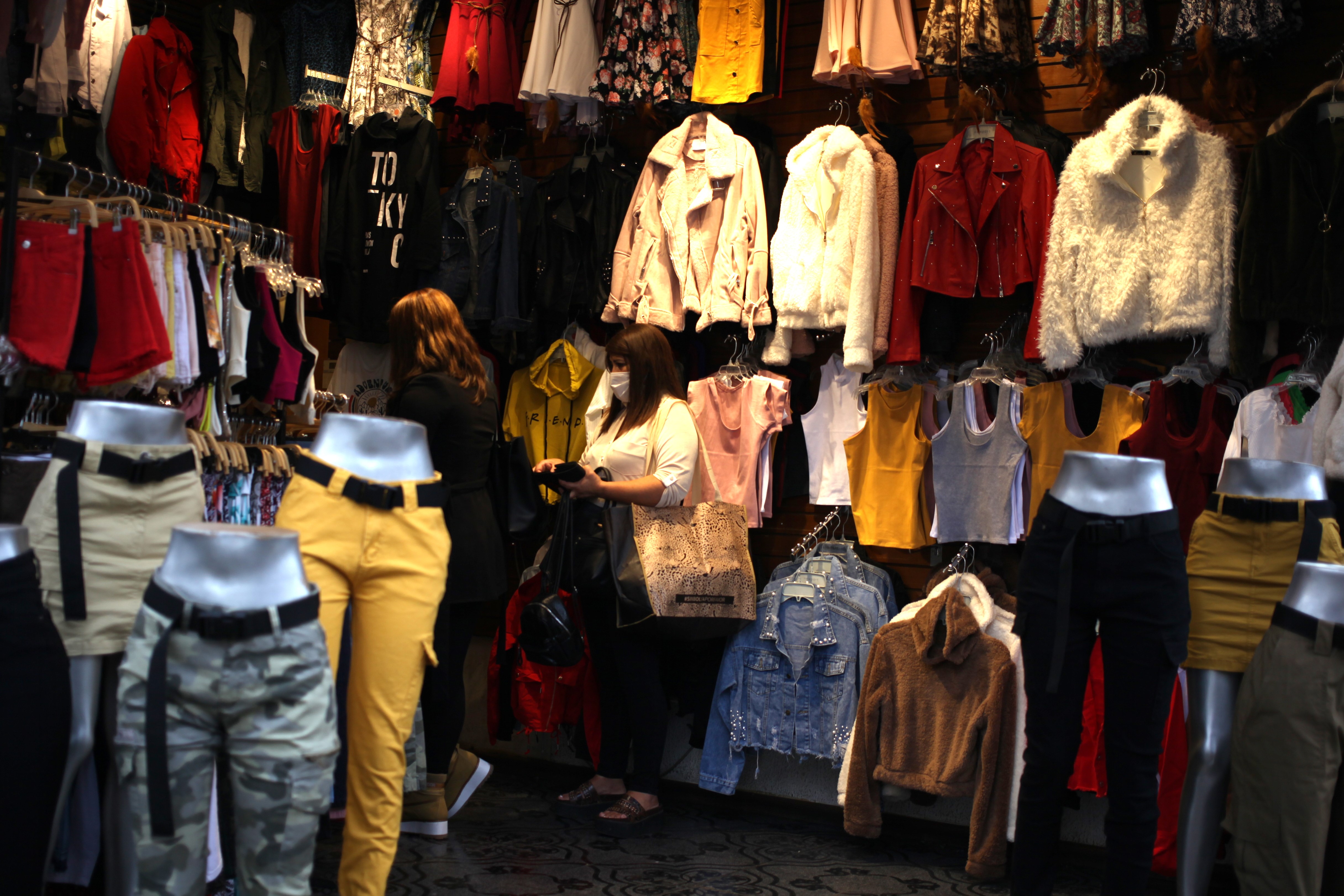 Mujer dentro de una tienda de ropa en Patronato en la comuna de Recoleta. Foto de Agencia Uno.